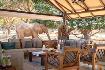 Old Mondoro Camp: Offene Lounge