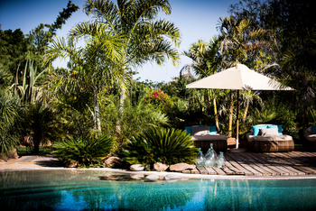 Segera Retreat: Sonnenschirm am Pool