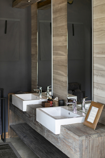 Serra Cafema Serra Cafema: Zwei Waschbecken im Badezimmer