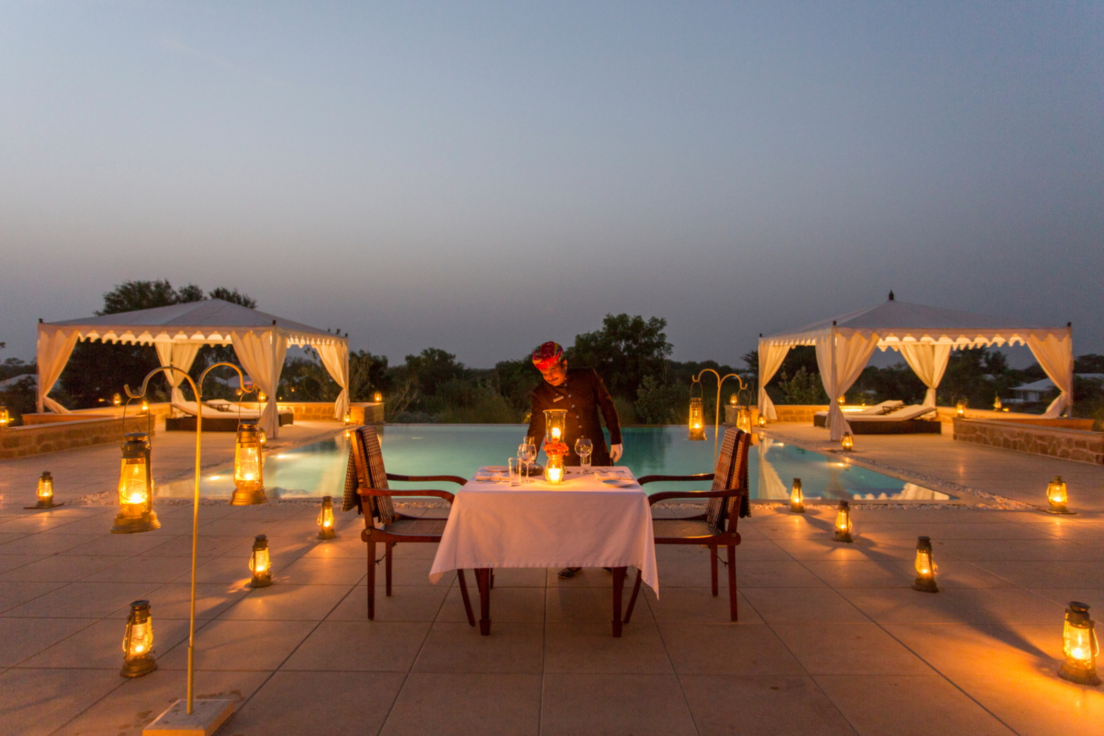 Sujan The Serai Sujan The Serai: Abendessen im Laternenschein am Gemeinschaftspo