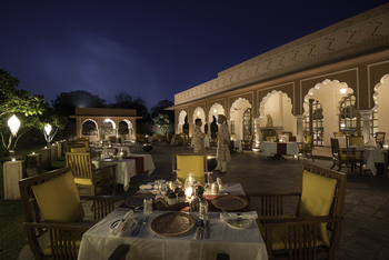 The Oberoi Rajvilas: Restaurant unter freiem Himmel