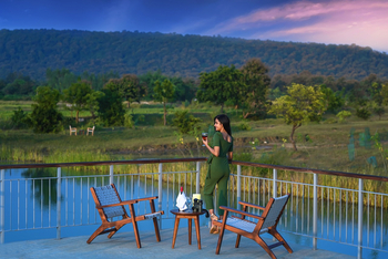 Waghoba Eco Lodge: Terrasse am Teich