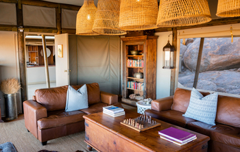 Wolwedans Boulders Camp: Sitzgruppe in der Lounge