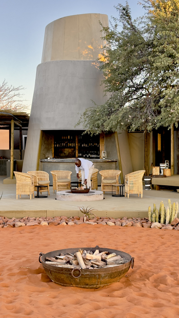Wolwedans Dune Camp: Bar und Feuerschalen