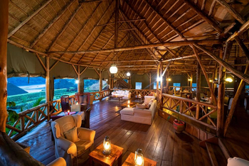 Crater Safari Lodge: Laternen in der Lounge