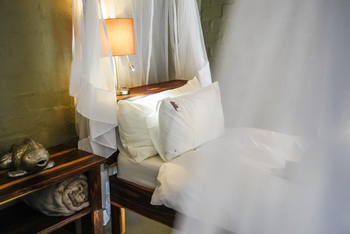 Etosha Oberland Lodge Etosha Oberland Lodge: Bett und Nachttisch