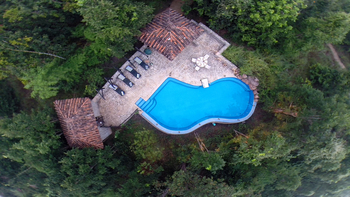 Kanha Earth Lodge: Luftbild - Pool mit Salas