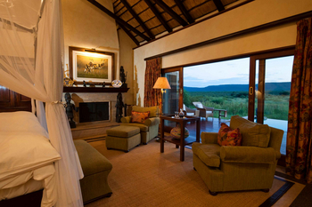 Mateya Safari Lodge: Luxuriöser Wohnbereich mit Kamin und Ausblick