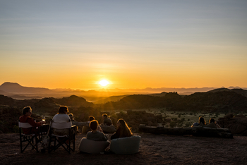 Mowani Mountain Camp: Gäste beim Sundowner