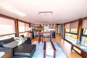 Namushasha River Villa: Wohnzimmer