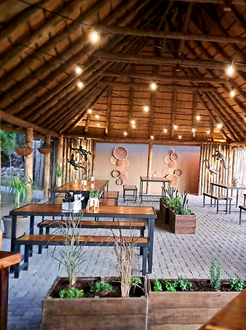 Palmwag Lodge Palmwag Lodge: Tische im Restaurant