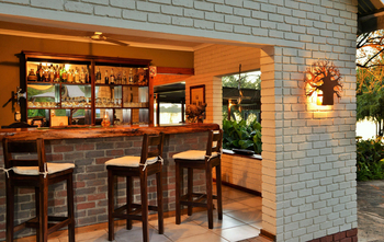 River View Lodge: Bar