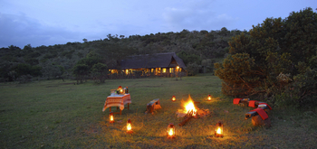 Saruni Mara Camp: Sundowner vor der Lodge