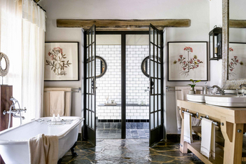 Singita Castleton: Badezimmer mit freistehender Badewanne und Doppelwaschbecken