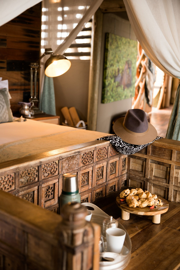 Sitatunga Private Island Camp: Ablage vor Doppelbett