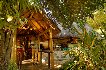 Thamalakane River Lodge: Zugang zum Restaurant