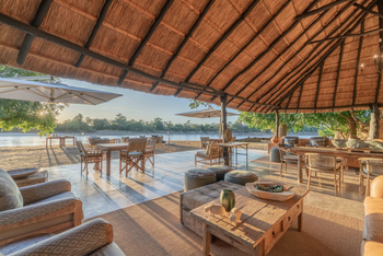 Time + Tide Mchenja Camp Time + Tide Mchenja Camp: Morgensonne in der Lounge