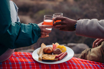 Tindiga Tented Camp: Frühstückspicknick im Morgenlicht mit Getränken