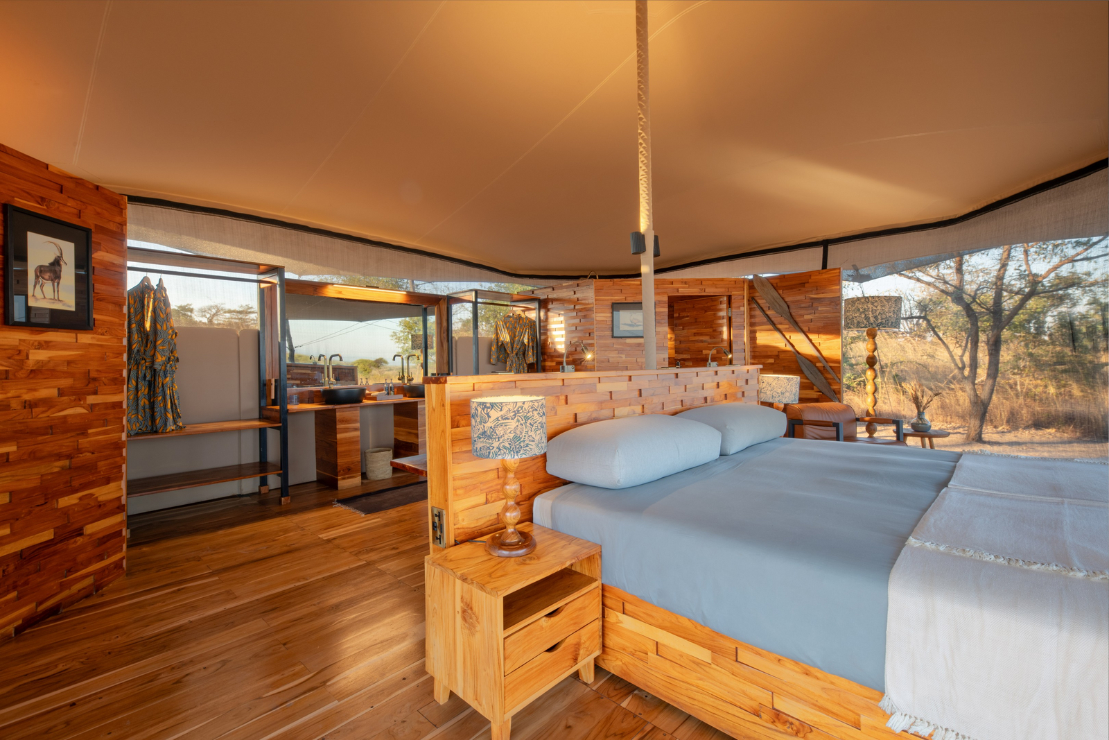 Usangu Expedition Camp Usangu Expedition Camp: Doppelbett und Blick zum Bad