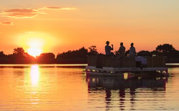 Xugana Island Lodge: Schwimmendes Deck und Sonnenuntergang