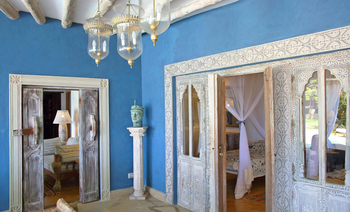 Alfajiri Villas Alfajiri Villas: Zimmer mit blauen Wänden und Verzierungen Cliff Villa