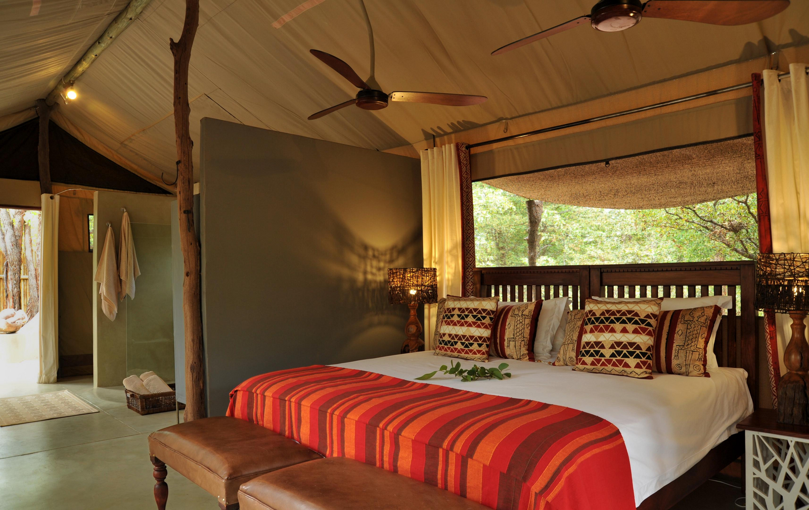 Changa Safari Camp Changa Safari Camp: Doppelbett und Deckenventilator