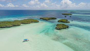 Cosmoledo Eco Camp: Fahrt durch seichtes Wasser