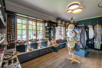 Etosha Safari Lodge: Curio Shop