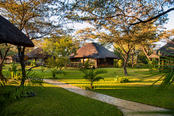 Hakusembe River Lodge: Chalets im Garten