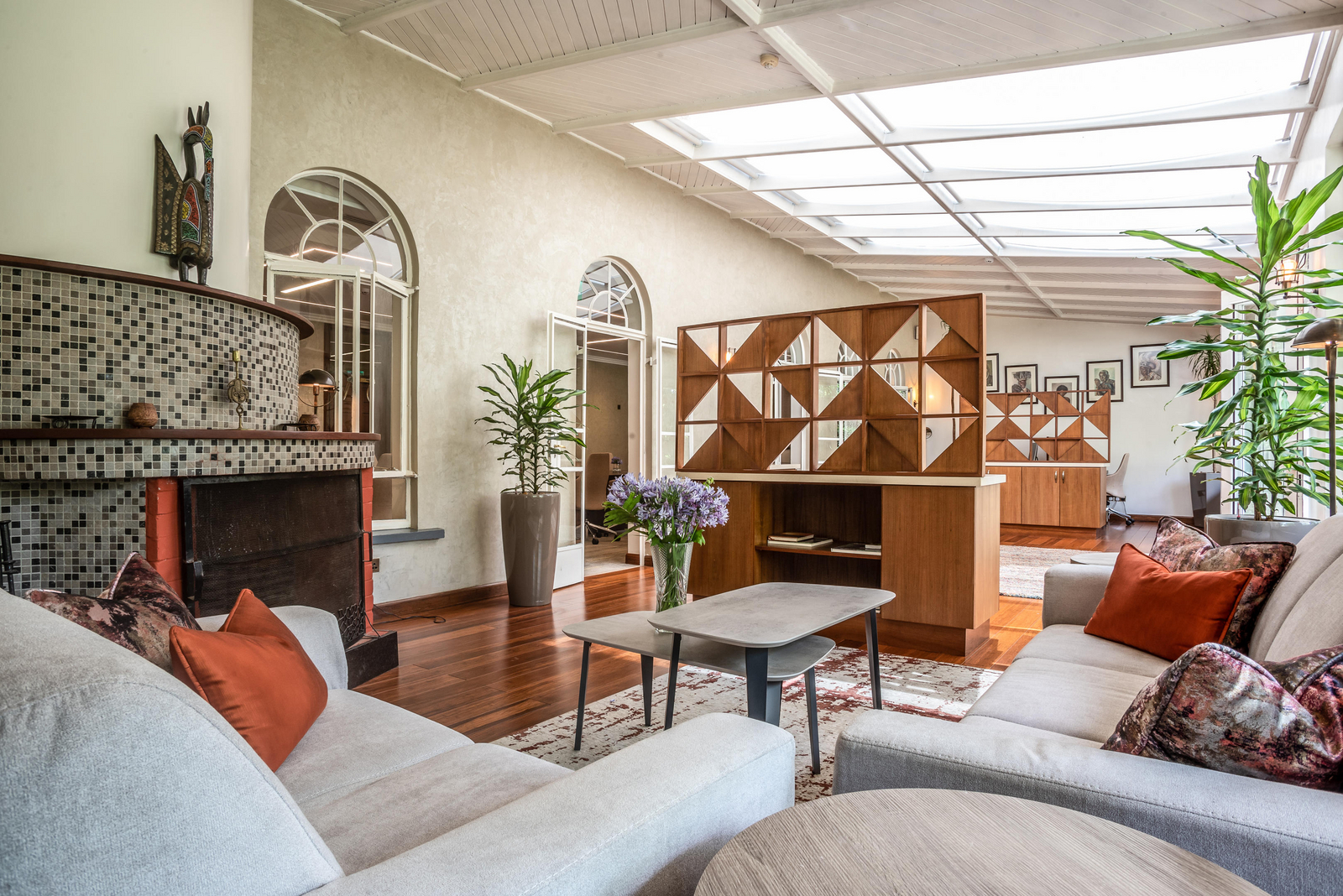 House of Waine House of Waine: Bibliothek