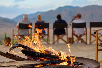 Mkomazi Wilderness Retreat: Gesellige Feuerstelle bei Abenddämmerung