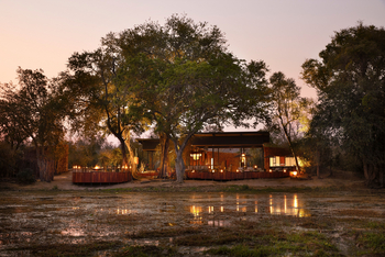 Molori Mashuma: Beleuchtetes Zentralzelt