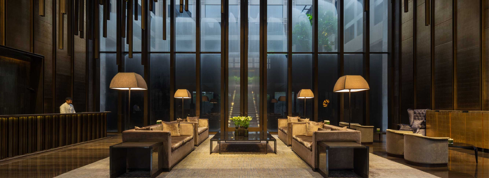 Roseate House Roseate House: Elegante Lobby mit Samtsofas und Stehlampen