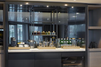 Scenic Eclipse II: Luxuriöse Minibar mit Espresso und Fernglas