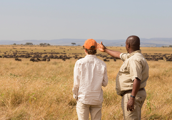 Serengeti Safari Camp: Gast mit Guide
