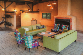 Shoebill Island Camp Shoebill Island Camp: Lounge mit Kamin