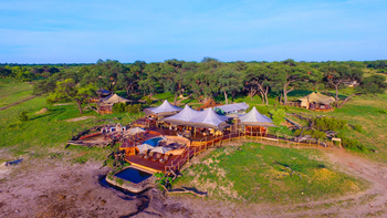 Somalisa Camp Somalisa Camp: Lage vor einem Wäldchen