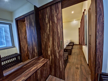 Tathastu Resort Tadoba: Ankleide Familienzimmer