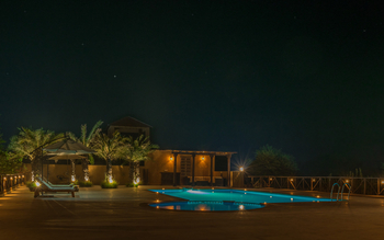 Bamboo Forest Safari Lodge: Pool bei Nacht