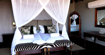 Epacha Game Lodge: Doppelbett mit Moskitonetz