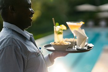 Gibb's Farm: Drinks am Pool