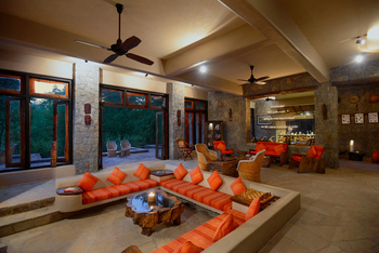 Kanha Earth Lodge: Blick durch die Lounge zur Terrasse