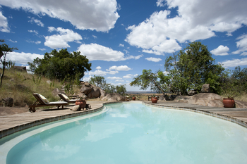 Lamai Serengeti Lamai Serengeti: Swimming Pool mit Liegestühlen