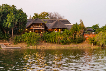 Mukambi Safari Lodge: Hauptgebäude von außen