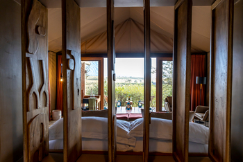 Naboisho Camp: Halboffene Trennwand