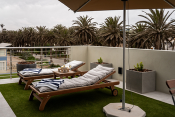 The Pearls Beach Pods: Liegestühle