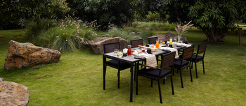 Woods at Sasan: Tische im Garten