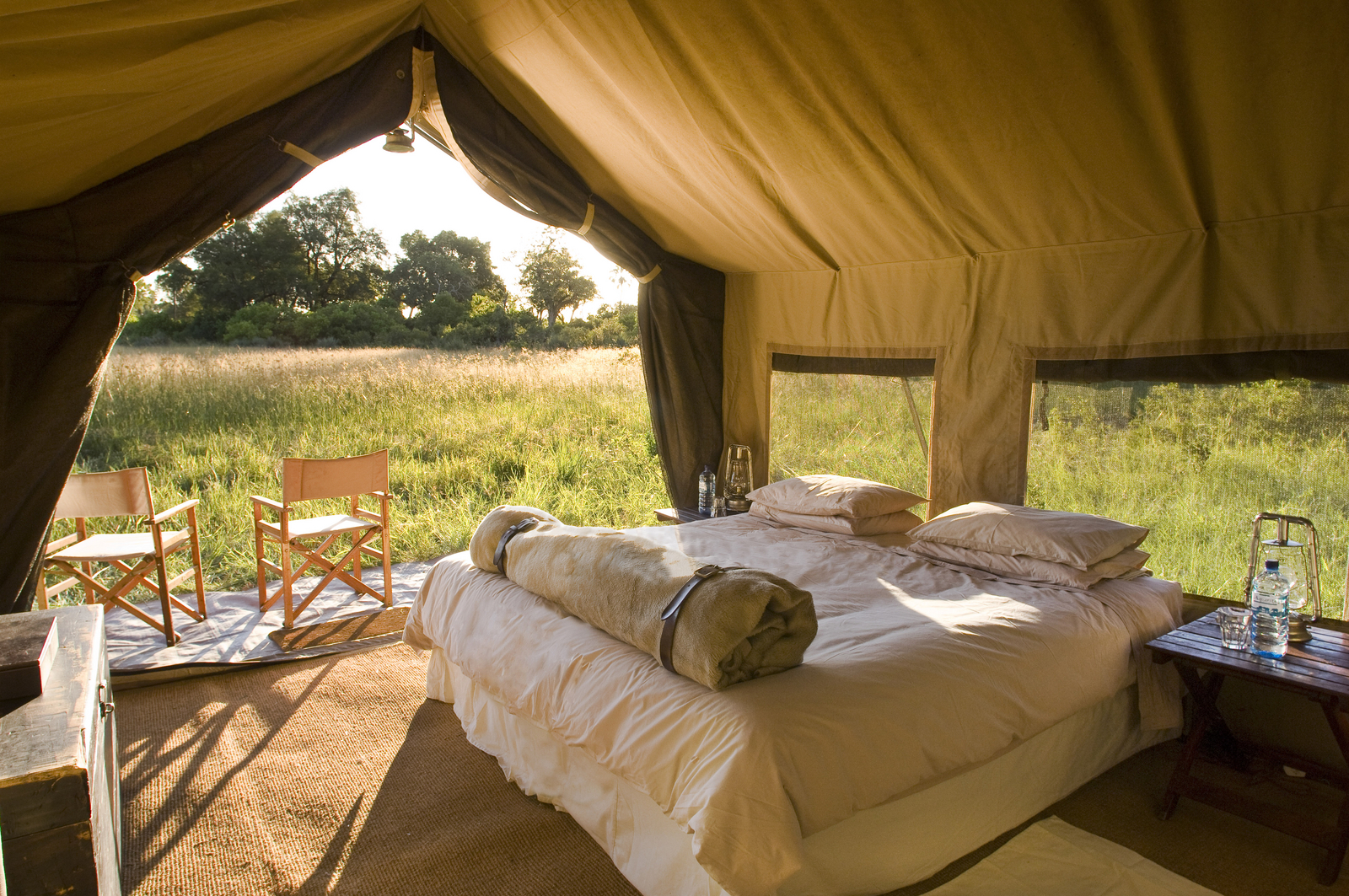 andBeyond Chobe under Canvas andBeyond Chobe under Canvas: Zelt mit Bett und Stühlen