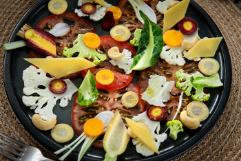 andBeyond Galapagos Explorer: Kunstvoll arrangiertes, frisches Gemüse-Carpaccio