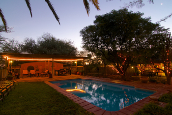 Bagatelle Kalahari Game Ranch: Pool am Abend